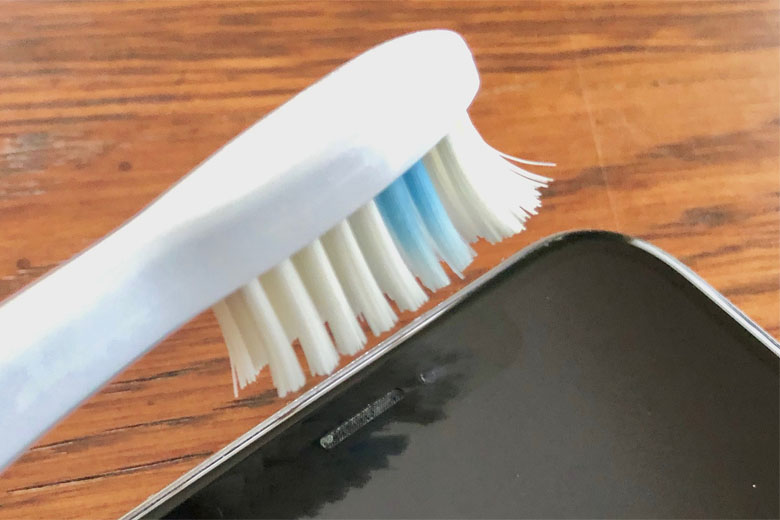 Cách vệ sinh loa iPhone