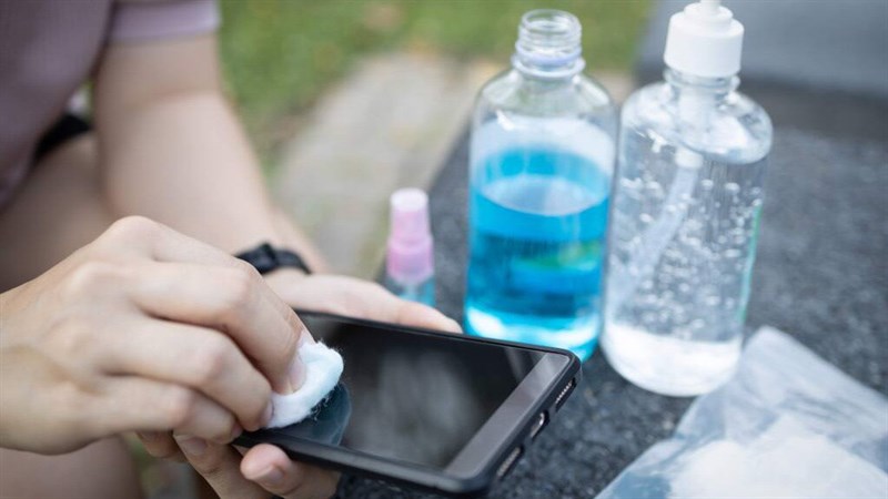 Tìm hiểu 4 phương pháp để vệ sinh điện thoại của bạn không bị bay màu