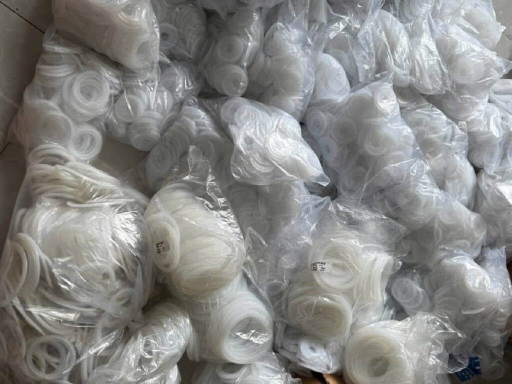 Vật liệu van và gioăng: Cách chọn theo lưu chất 4 Gioăng PTFE và silicone chụp thực tế để minh họa vật liệu làm kín