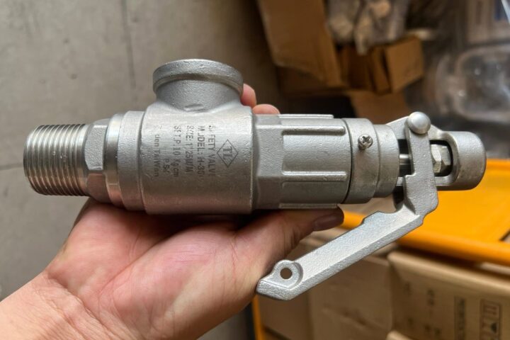 Van an toàn inox tại kho kiểu lắp ren