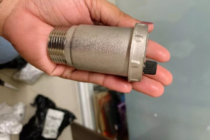 Van xả khí inox chụp rõ chi tiết